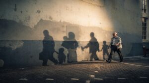 ατμοσφαιρική εικόνα με σκιές ανθρώπινων μορφών και αίσθηση μετακίνησης και αποχωρισμού