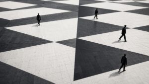 αφηρημένες ανθρώπινες φιγούρες σε γεωμετρικό αστικό χώρο με αίσθηση απόστασης και απομόνωσης